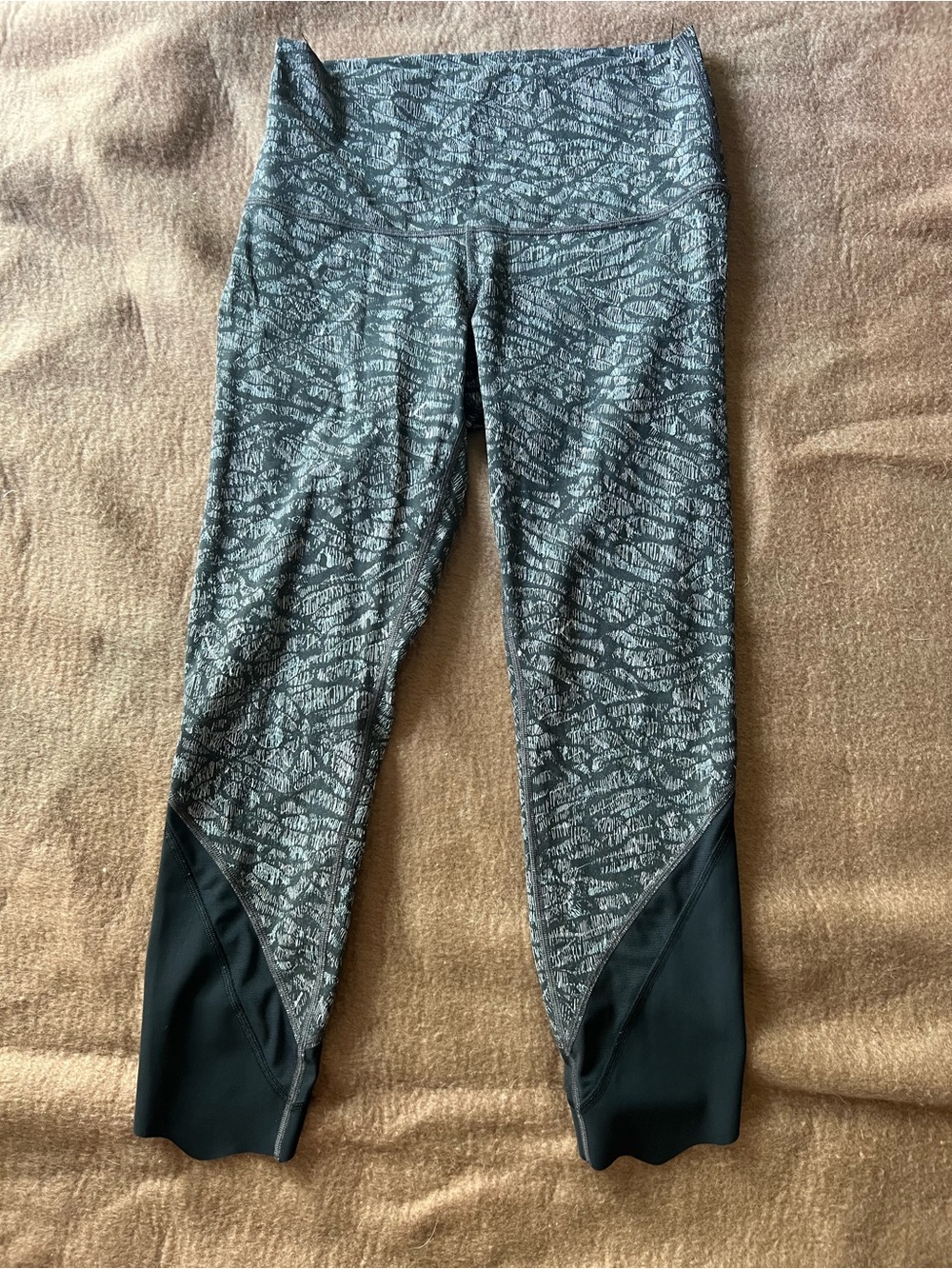 Lululemon Wunder Under Crop High-Rise/no label so assuming its Meduim